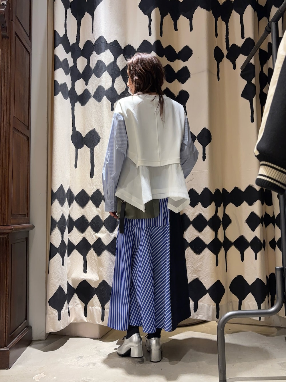 ホワイト系のTシャツ/カットソー、ブルー系のスカートを着用したレディースの春コーディネートの4枚目の写真