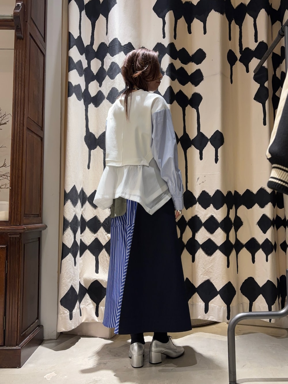 ホワイト系のTシャツ/カットソー、ブルー系のスカートを着用したレディースの春コーディネートの3枚目の写真