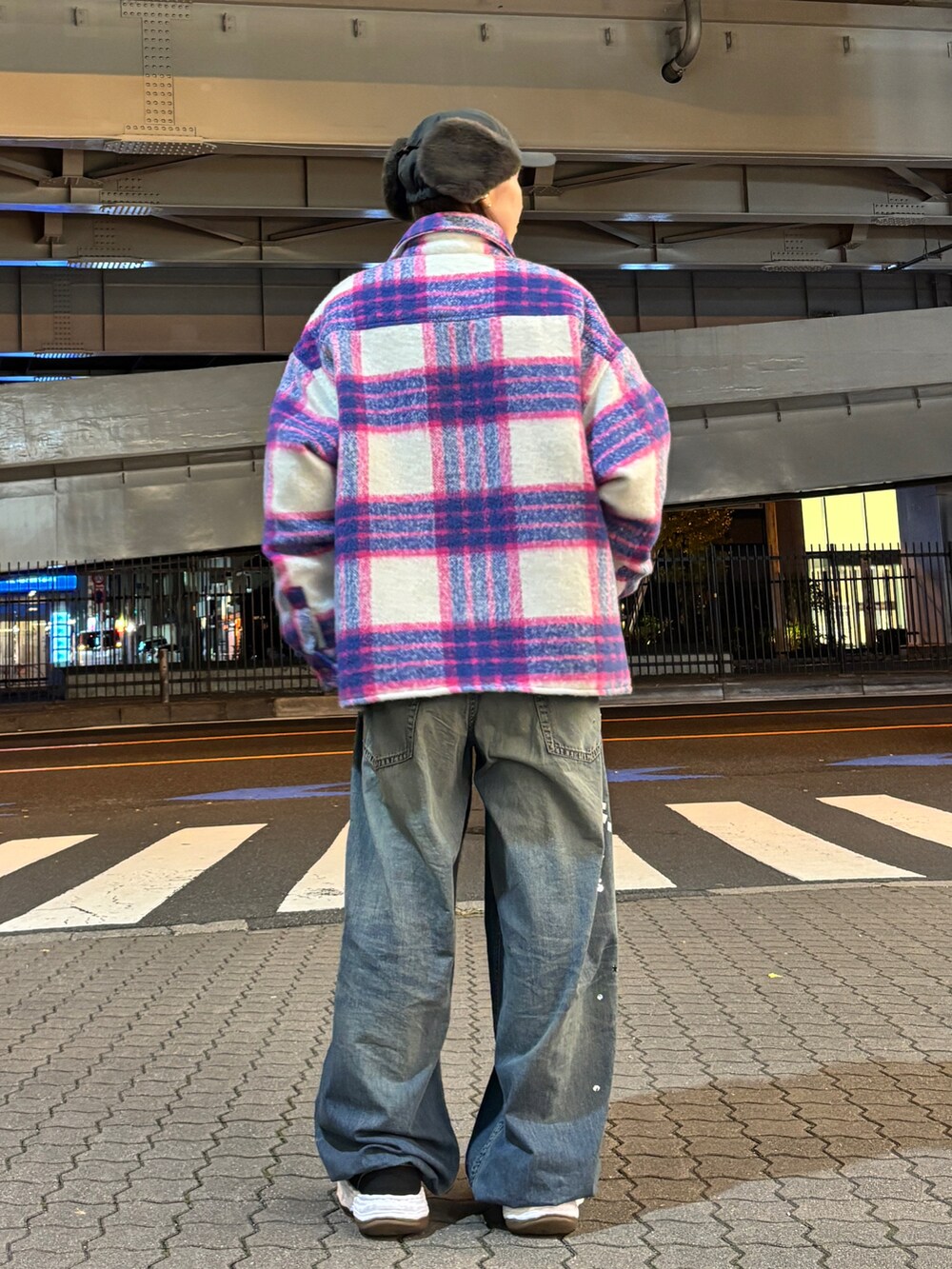 ピンク系のその他アウターを着用したレディースの秋コーディネートの4枚目の写真