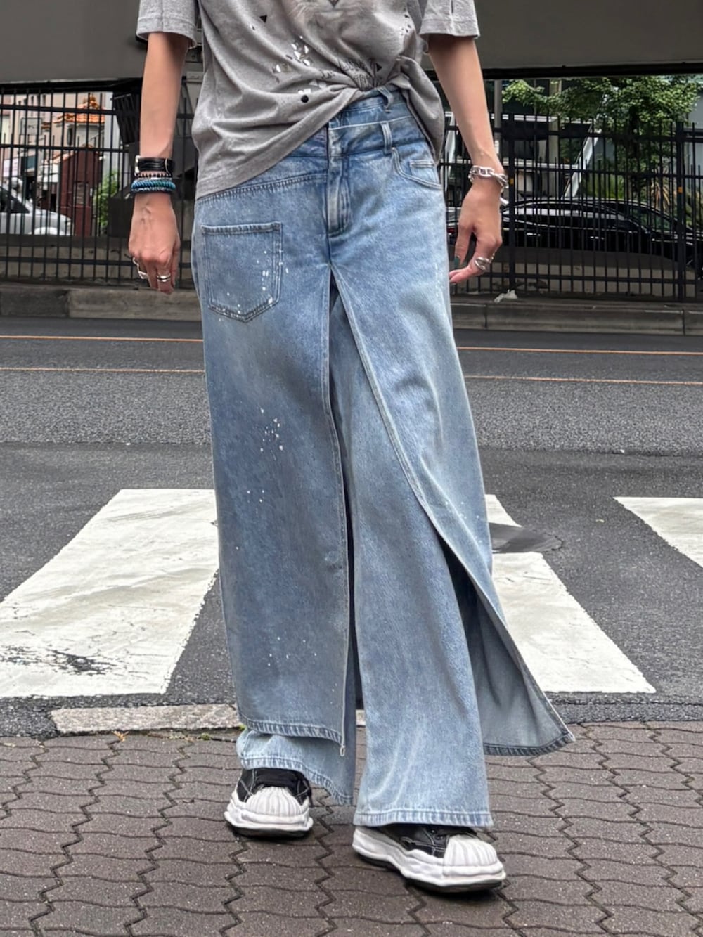 グレー系のTシャツ/カットソー、ブルー系のデニムパンツを着用したレディースの夏コーディネートの4枚目の写真