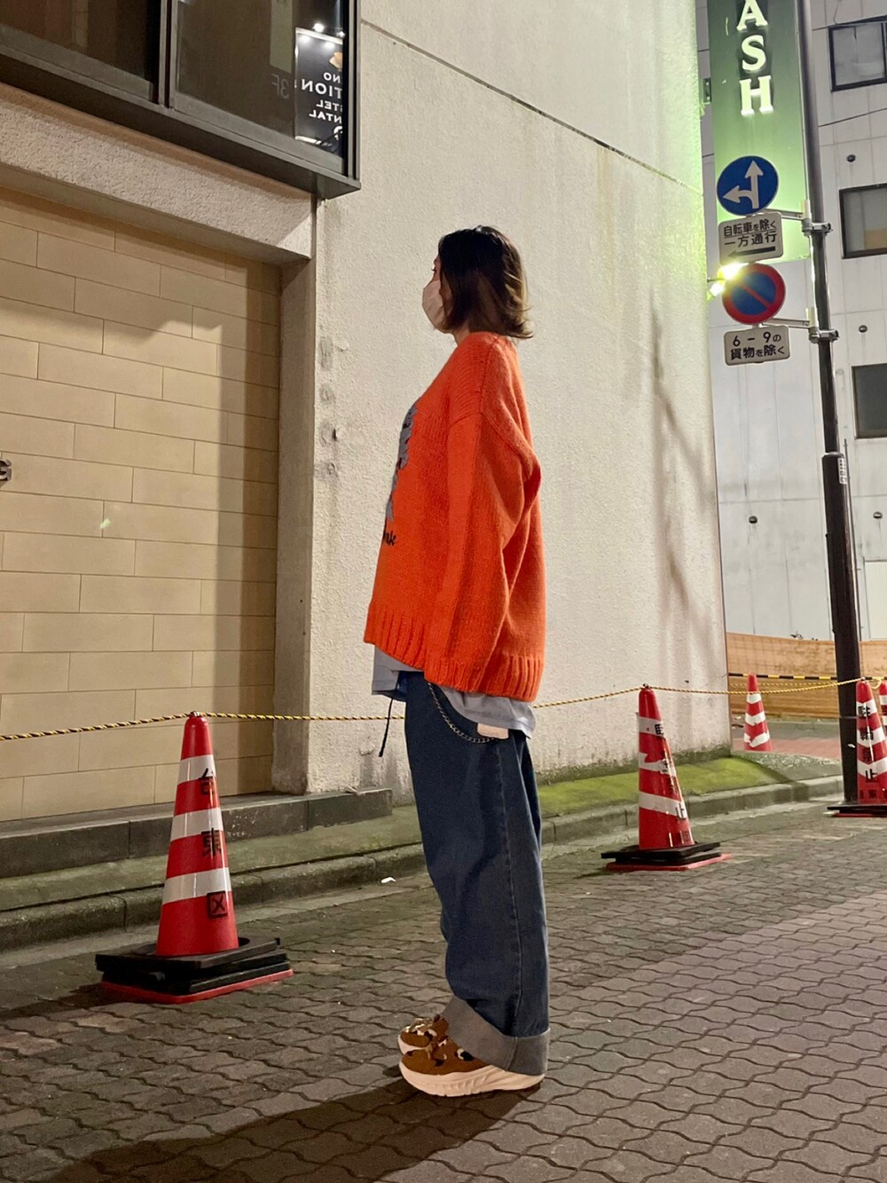 オレンジ系のニット/セーターを着用したレディースの秋コーディネートの2枚目の写真