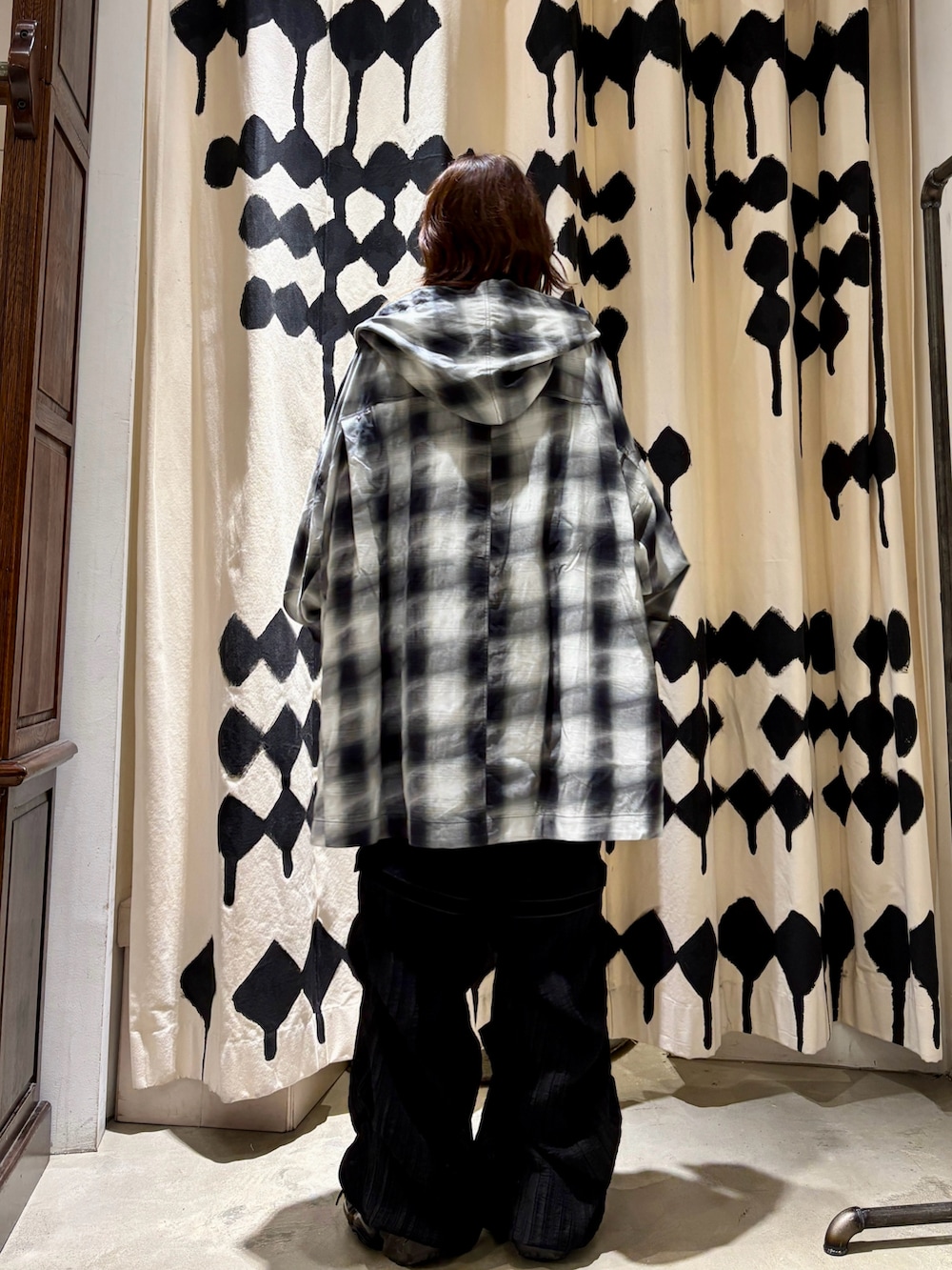 ブラック系のシャツ/ブラウス、ブラック系のTシャツ/カットソー、ブラック系のその他パンツを着用したレディースの夏コーディネートの5枚目の写真