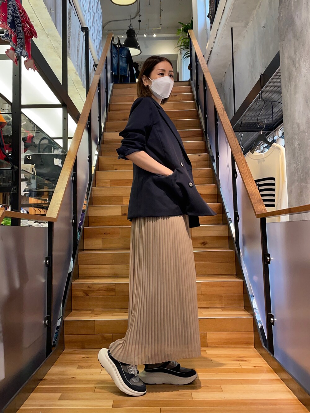 ブラック系のその他パンツ、その他のテーラードジャケット、ホワイト系のTシャツ/カットソーを着用したレディースの春コーディネートの5枚目の写真