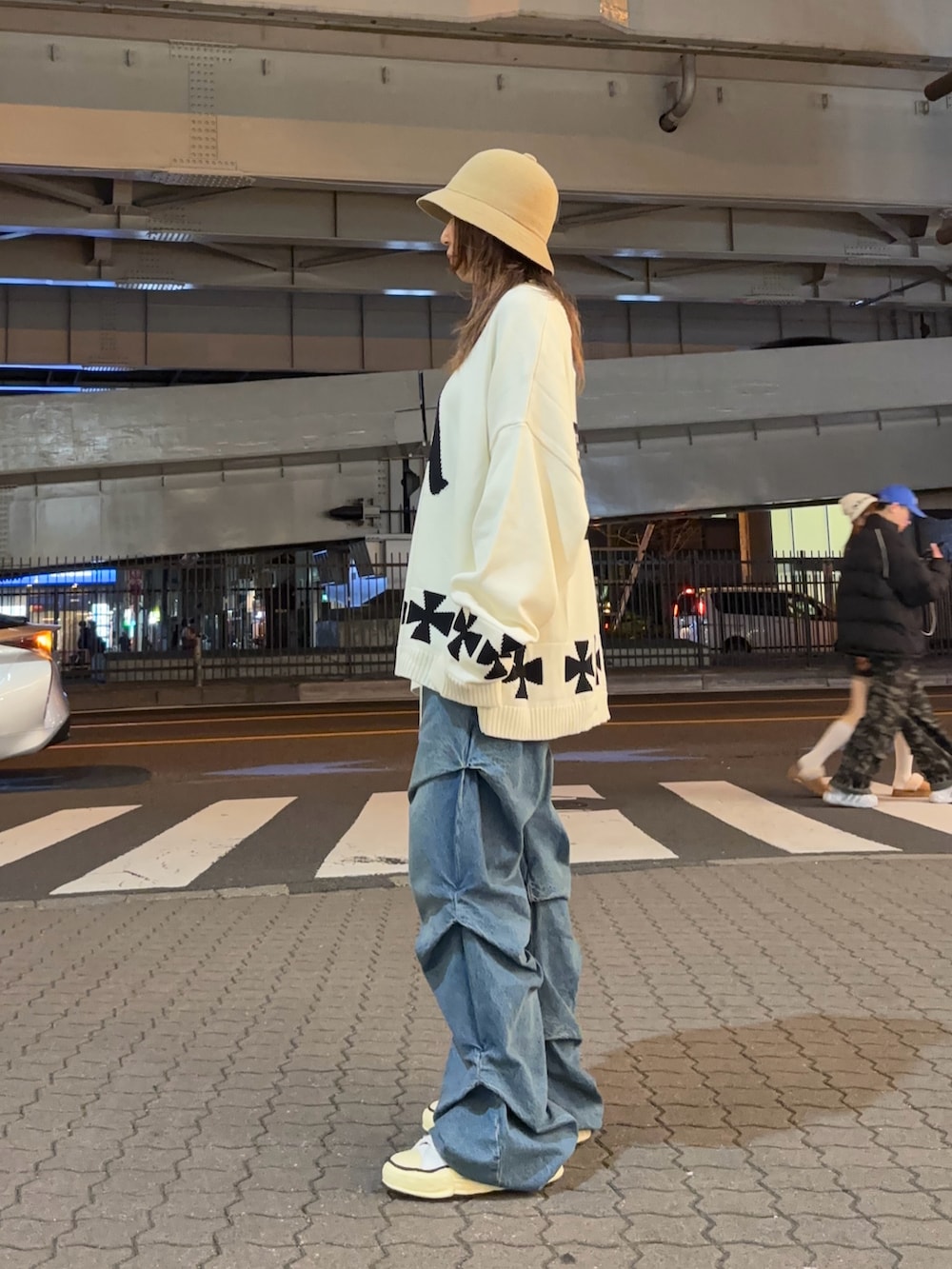 ホワイト系のニット/セーターを着用したレディースの冬コーディネートの2枚目の写真