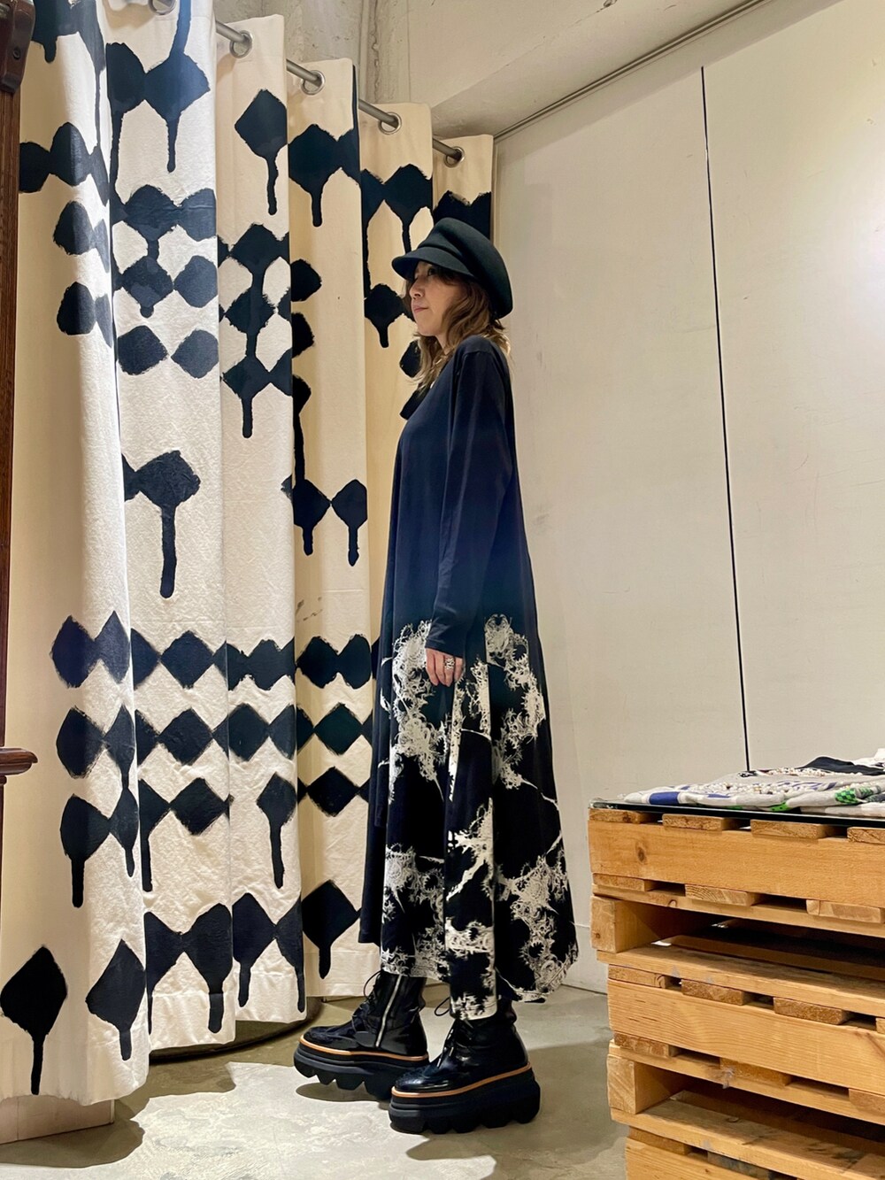 「レイヤードスタイル、秋のコーデ、ロングワンピース、アシンメトリー、カットソーワンピース、長袖ワンピース、ROYAL FLASH、KMRii、レザーバッグ」｜「KMRiiのKMRii/ケムリ/Cross ×Magnolia AsymmeMaxi OP/クロス×マグノリア アシメマキシワンピース（ワンピース、ブラック系）」を使った、kazuyoさん（レディース・165cm）の秋コーディネートの3枚目の写真