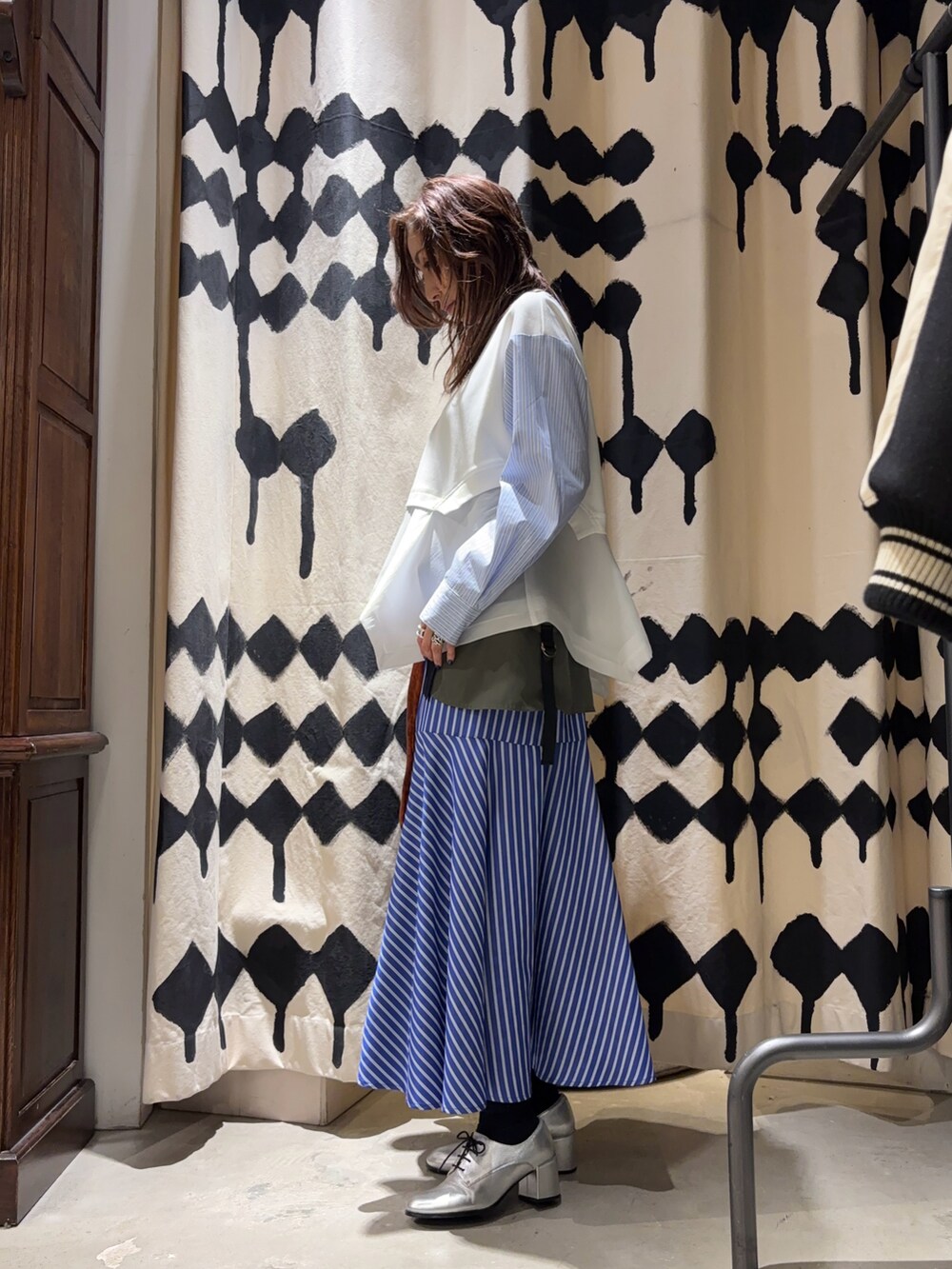 ホワイト系のTシャツ/カットソー、ブルー系のスカートを着用したレディースの春コーディネートの2枚目の写真