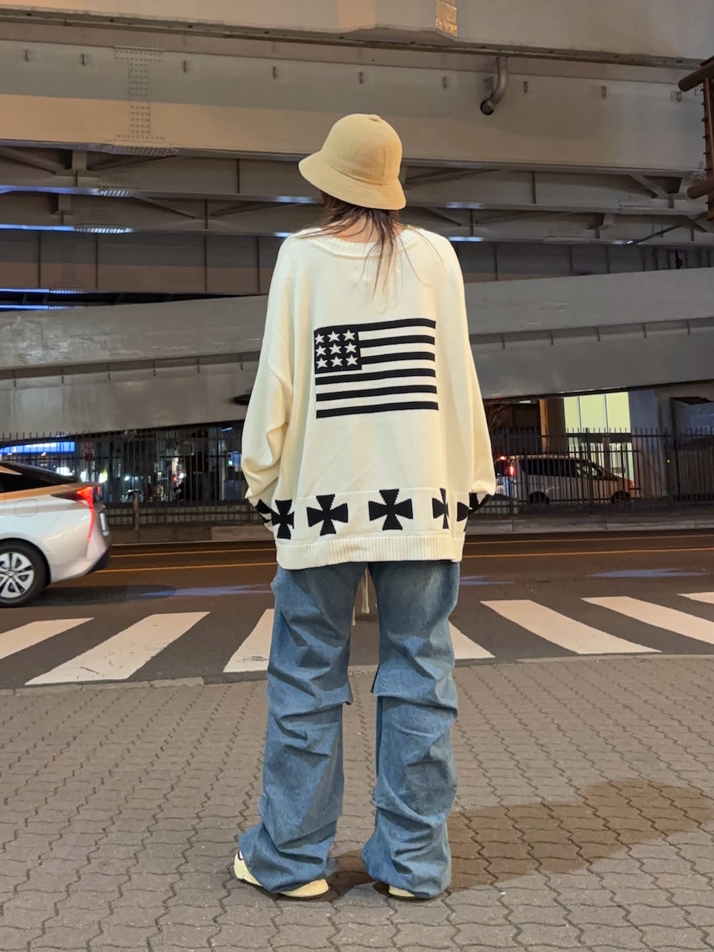 ホワイト系のニット/セーターを着用したレディースの冬コーディネートの3枚目の写真