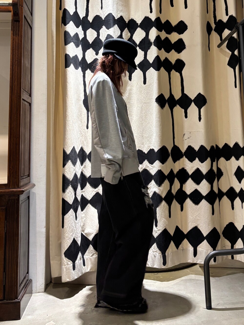 グレー系のカーディガン/ボレロ、ブラック系のデニムパンツを着用したレディースの秋コーディネートの4枚目の写真