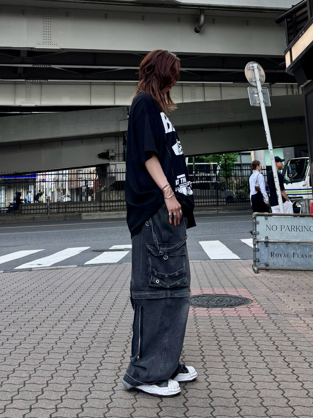 ブラック系のTシャツ/カットソー、ブラック系のデニムパンツを着用したレディースの春コーディネートの4枚目の写真