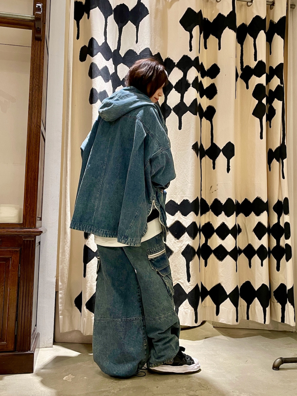 ブルー系のブルゾン、ブルー系のデニムパンツ、ブラック系のTシャツ/カットソーを着用したレディースの冬コーディネートの3枚目の写真