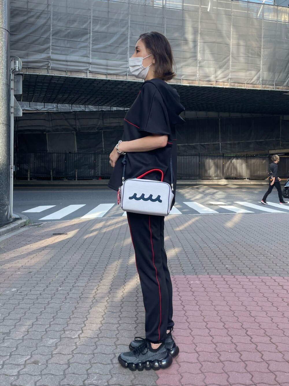 ブラック系のTシャツ/カットソー、ブラック系のその他パンツ、ブラック系のスニーカーを着用したレディースの夏コーディネートの2枚目の写真