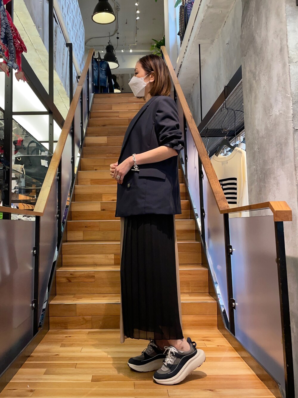 ブラック系のその他パンツ、その他のテーラードジャケット、ホワイト系のTシャツ/カットソーを着用したレディースの春コーディネートの3枚目の写真