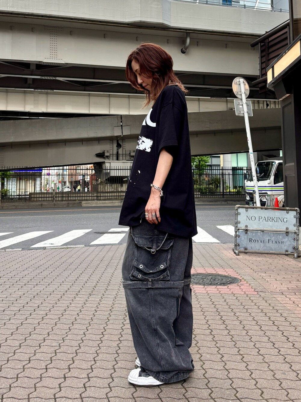 ブラック系のTシャツ/カットソー、ブラック系のデニムパンツを着用したレディースの春コーディネートの2枚目の写真