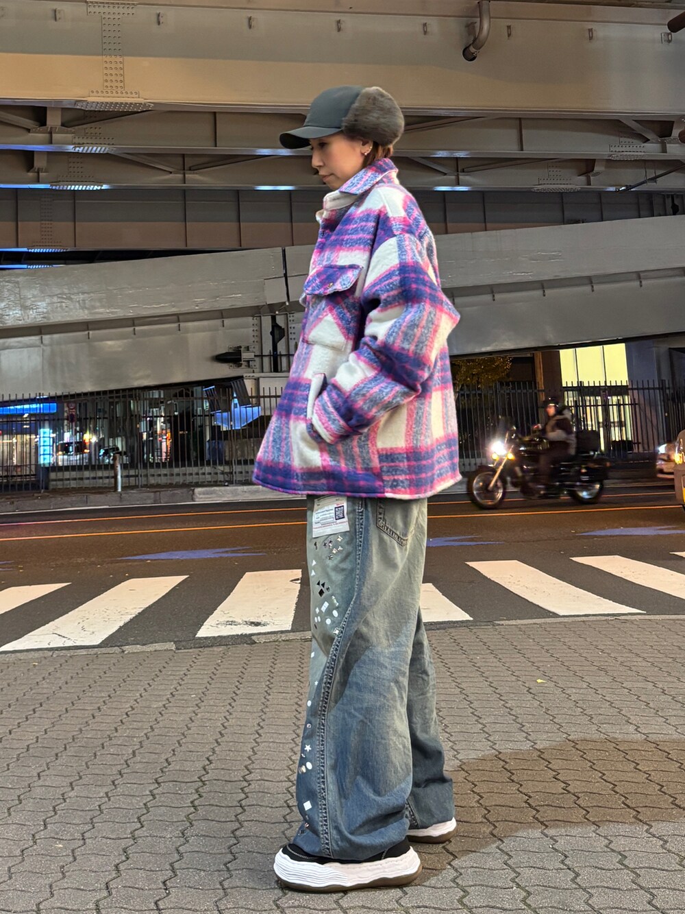 ピンク系のその他アウターを着用したレディースの秋コーディネートの3枚目の写真