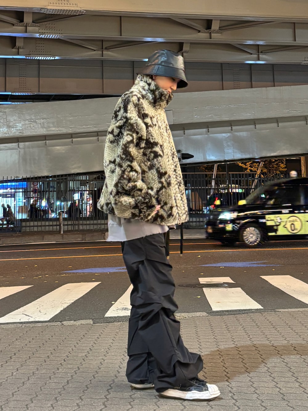 グレー系のTシャツ/カットソー、ベージュ系のブルゾンを着用したレディースの冬コーディネートの4枚目の写真