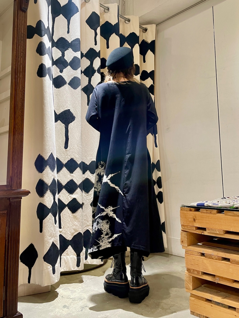 「レイヤードスタイル、秋のコーデ、ロングワンピース、アシンメトリー、カットソーワンピース、長袖ワンピース、ROYAL FLASH、KMRii、レザーバッグ」｜「KMRiiのKMRii/ケムリ/Cross ×Magnolia AsymmeMaxi OP/クロス×マグノリア アシメマキシワンピース（ワンピース、ブラック系）」を使った、kazuyoさん（レディース・165cm）の秋コーディネートの4枚目の写真