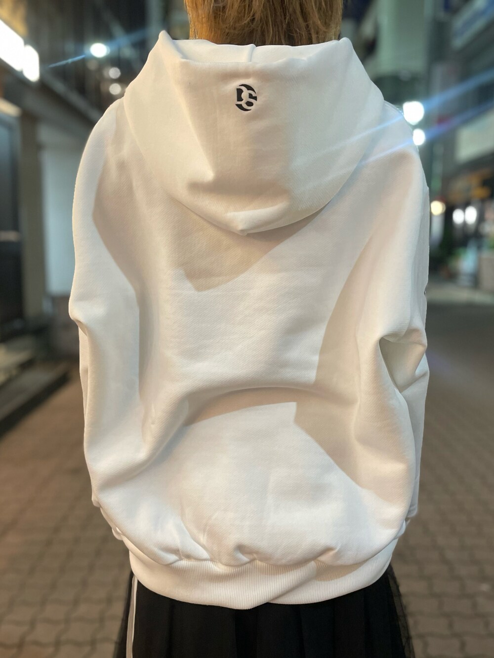 「ROYAL FLASH、essential、ダブルスタンダードクロージング、大人カジュアル、DOUBLE STANDARD CLOTHING、キレイめカジュアル、ビッグシルエット、チュールスカート、ラインスカート、スポーツミックス、シンプルコーデ」｜「ESSENTIALのESSENTIAL/エッセンシャル/キャノンループ グラフィックロゴ裏起毛プルオーバー（パーカー、ホワイト系）」を使った、kazuyoさん（レディース・165cm）の冬コーディネートの3枚目の写真
