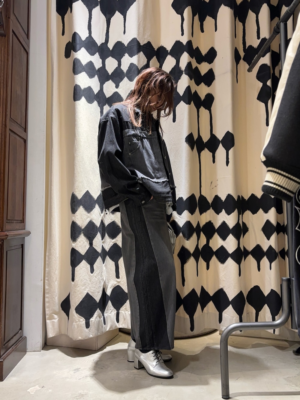 シルバー系のショルダーバッグ、ホワイト系のTシャツ/カットソー、ブラック系のデニムジャケットを着用したレディースの春コーディネートの4枚目の写真