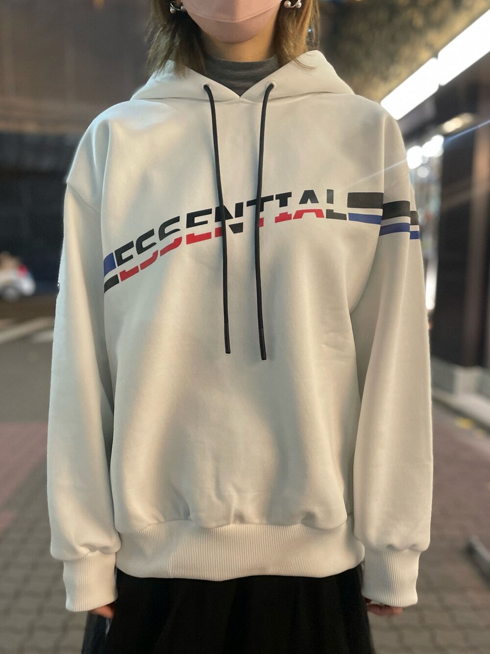 「ROYAL FLASH、essential、ダブルスタンダードクロージング、大人カジュアル、DOUBLE STANDARD CLOTHING、キレイめカジュアル、ビッグシルエット、チュールスカート、ラインスカート、スポーツミックス、シンプルコーデ」｜「ESSENTIALのESSENTIAL/エッセンシャル/キャノンループ グラフィックロゴ裏起毛プルオーバー（パーカー、ホワイト系）」を使った、kazuyoさん（レディース・165cm）の冬コーディネートの2枚目の写真