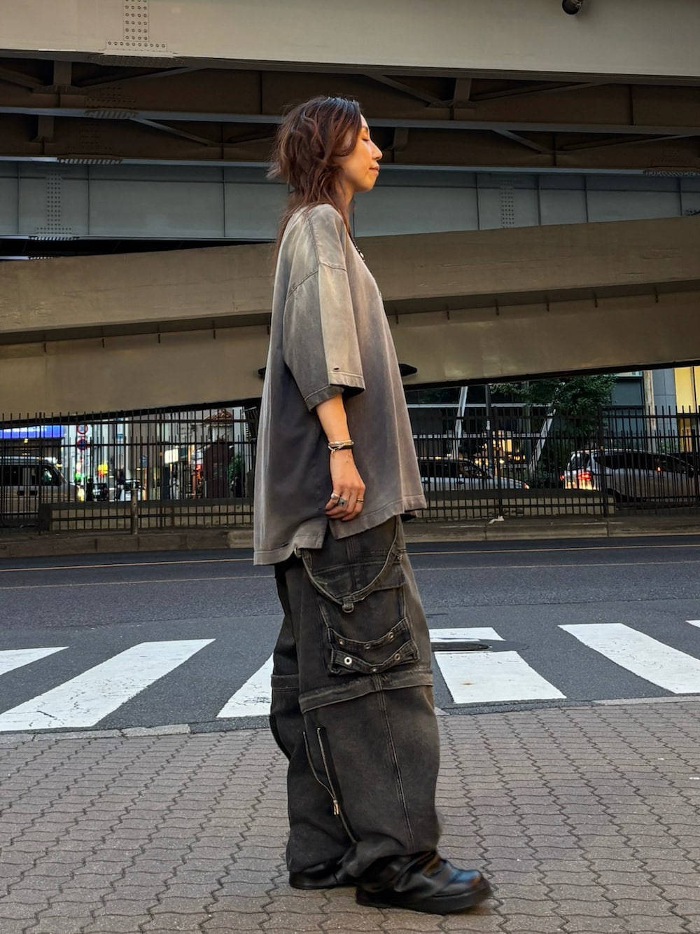ブラック系のTシャツ/カットソー、ブラック系のデニムパンツを着用したレディースの秋コーディネートの4枚目の写真