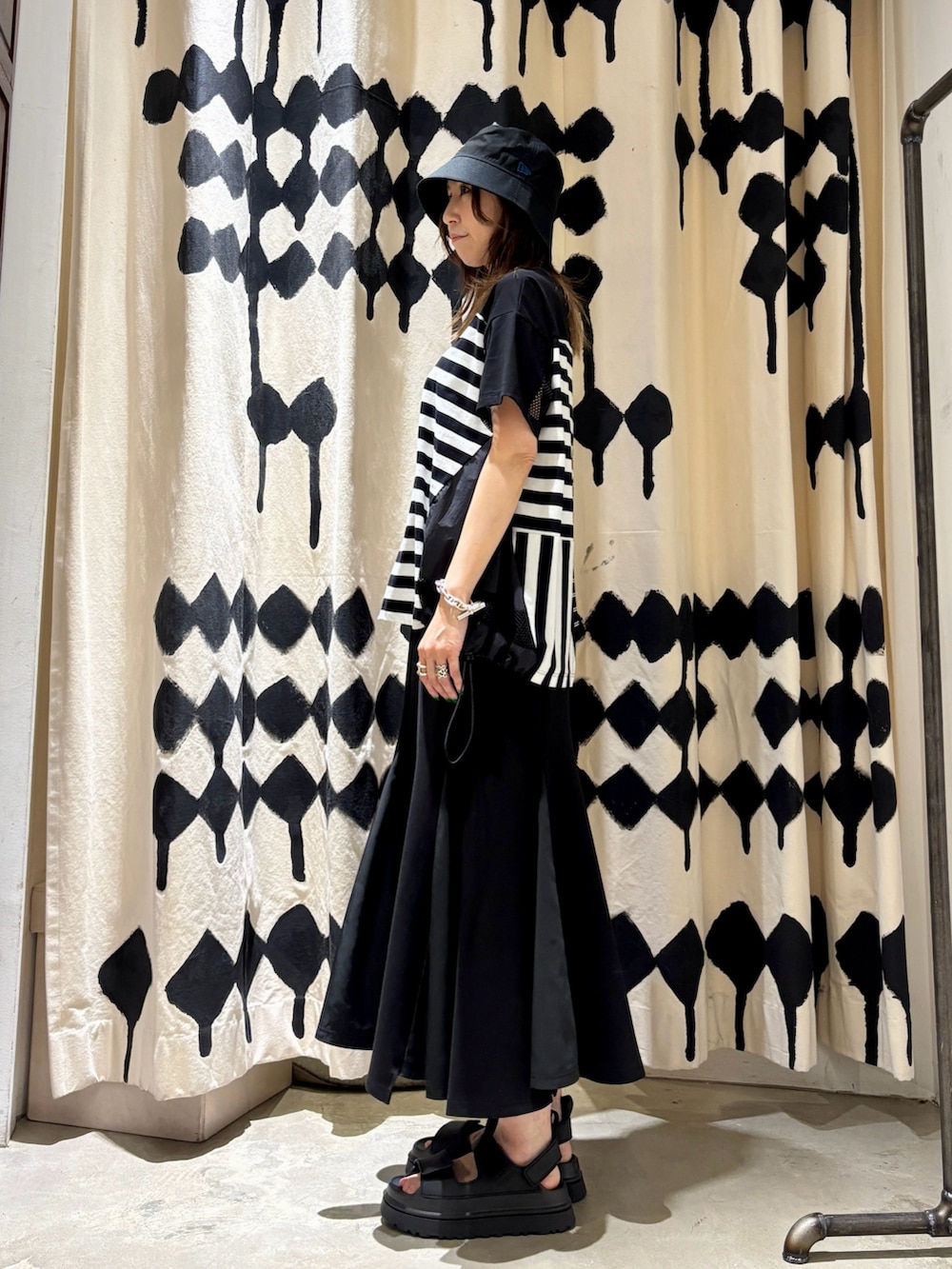 「バケットハット、デザイントップス、ボーダー、モノトーン、モード、ブラックコーデ、ROYAL FLASH、AULA AILA、Risley、UGG、サンダル、スカート、マーメイドスカート」｜「AULA AILAのAULA AILA/アウラアイラ/BORDER COMBINATION T-SHIRT/ボーダーコンビネーションTシャツ（Tシャツ/カットソー、ブラック系）」を使った、kazuyoさん（レディース・165cm）の夏コーディネートの2枚目の写真