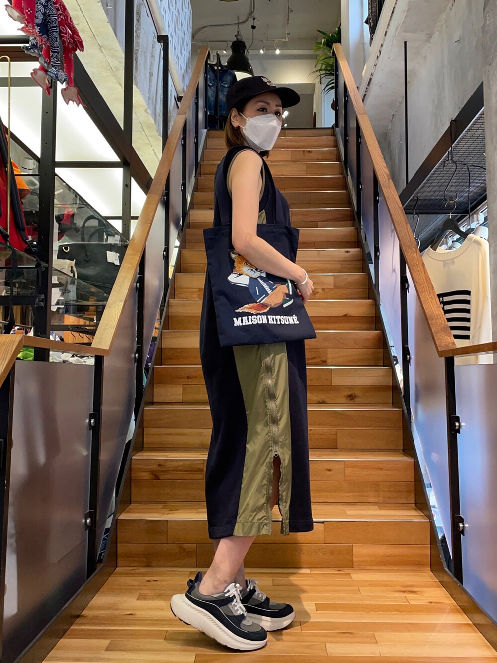 レッド系のワンピース/ドレス、ブルー系のトートバッグ、ブルー系のキャップを着用したレディースの春コーディネートの3枚目の写真