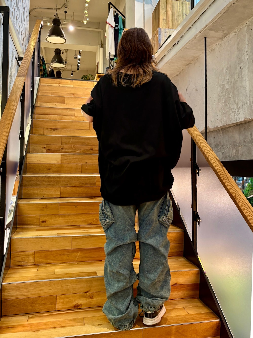 「レイヤードスタイル、カーゴパンツ、デニムパンツ、ワイドデニム、オーバーサイズ、ユニセックス、メンズライク、a.f artefact、モードストリート、ROYAL FLASH、高身長女子、スポーツミックス、ストリート、グラフィックＴ、大人カジュアル」｜「ROYAL FLASHのA.F ARTEFACT/エーエフ・アーティファクト/Type A Dolman Tee（Tシャツ/カットソー、ブラック系）」を使った、kazuyoさん（レディース・165cm）の夏コーディネートの3枚目の写真