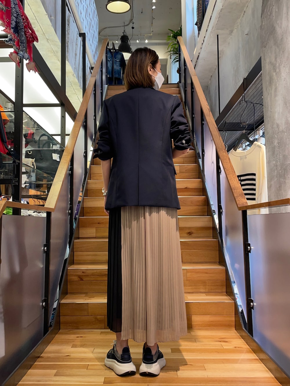 ブラック系のその他パンツ、その他のテーラードジャケット、ホワイト系のTシャツ/カットソーを着用したレディースの春コーディネートの4枚目の写真