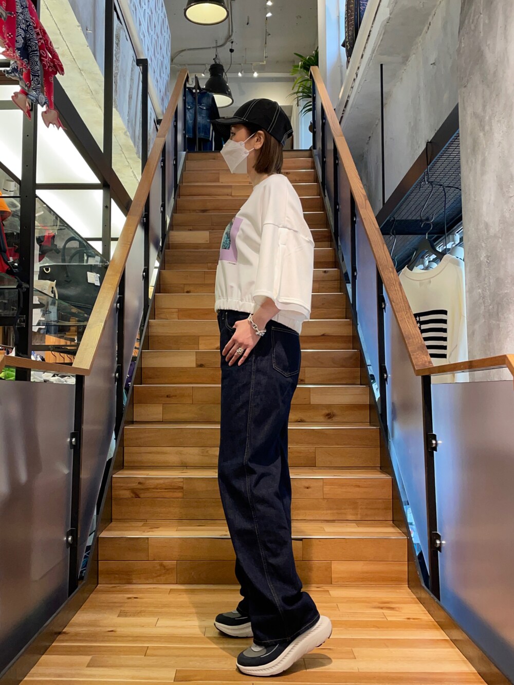 ホワイト系のTシャツ/カットソー、ブラック系のキャップを着用したレディースの春コーディネートの2枚目の写真