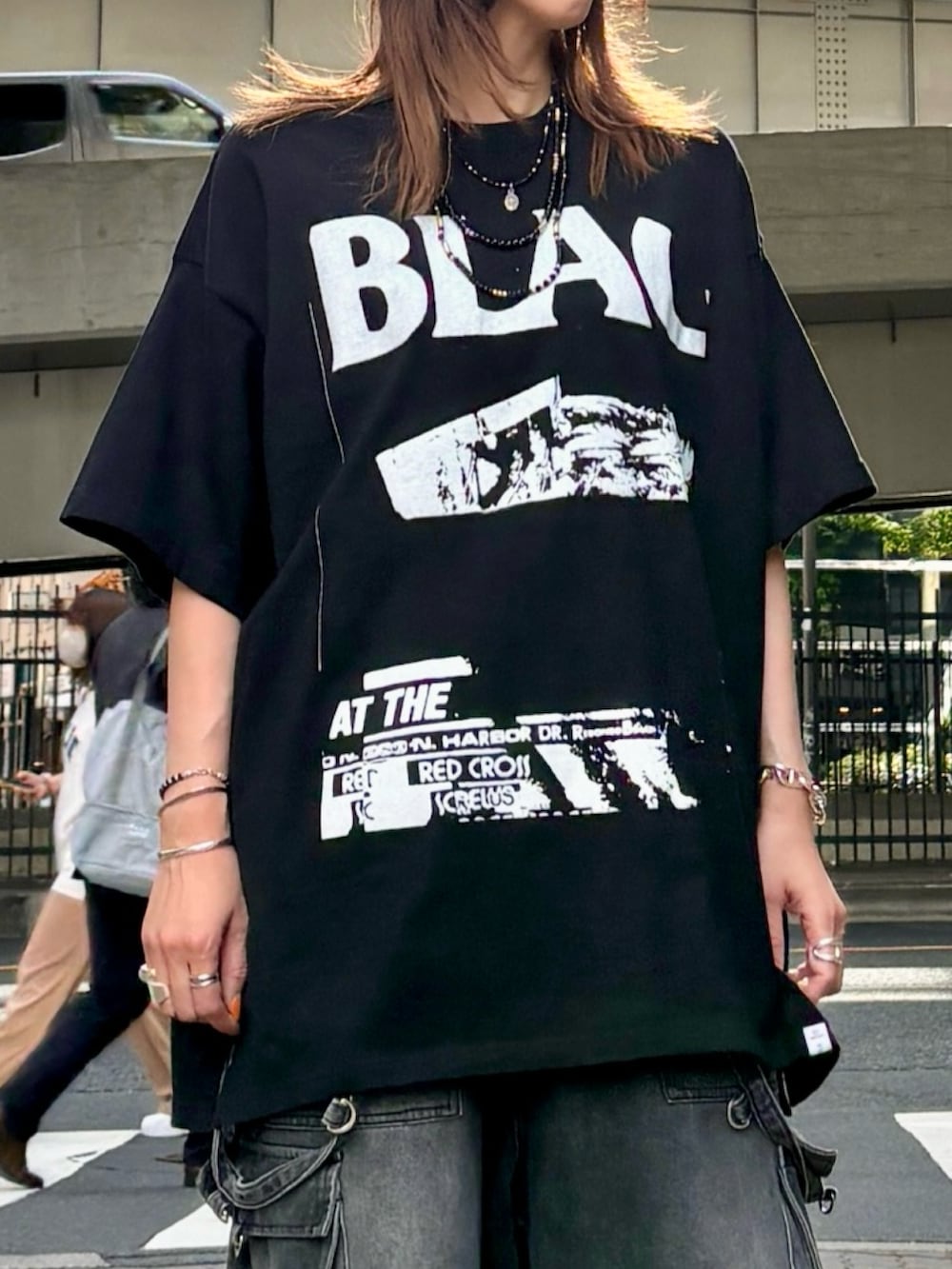 ブラック系のTシャツ/カットソー、ブラック系のデニムパンツを着用したレディースの春コーディネートの5枚目の写真