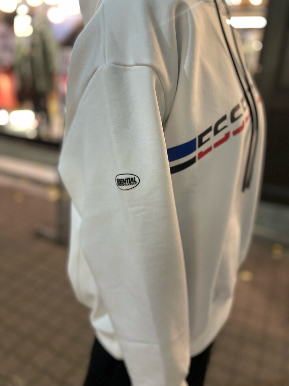 「ROYAL FLASH、エッセンシャル、double standard clothing、essential、スポーティ、パーカー」｜「ESSENTIALのグラフィックロゴ裏起毛プルオーバー（パーカー、ホワイト系）」を使った、kazuyoさん（レディース・165cm）の冬コーディネートの2枚目の写真