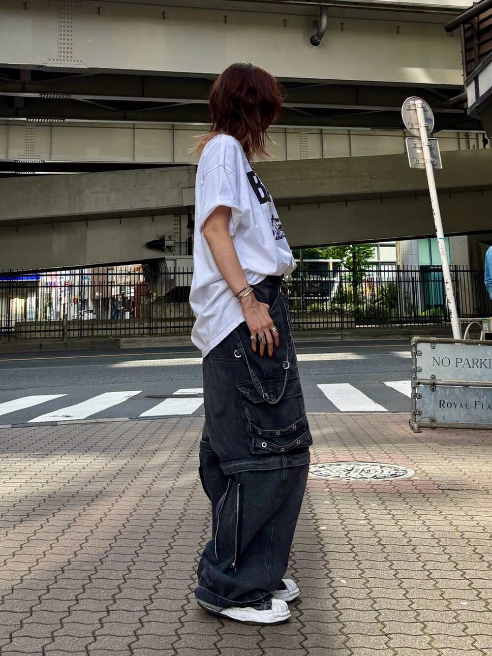 ホワイト系のTシャツ/カットソー、ブラック系のデニムパンツを着用したレディースの春コーディネートの3枚目の写真