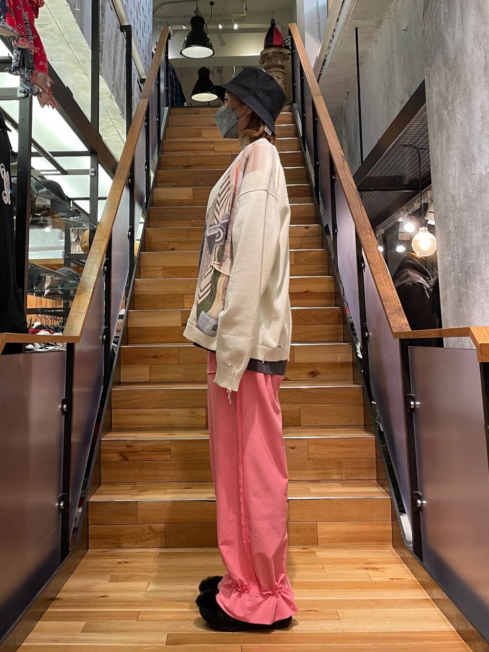 その他のTシャツ/カットソー、ベージュ系のカーディガン/ボレロ、ピンク系のパンツを着用したレディースの冬コーディネートの2枚目の写真