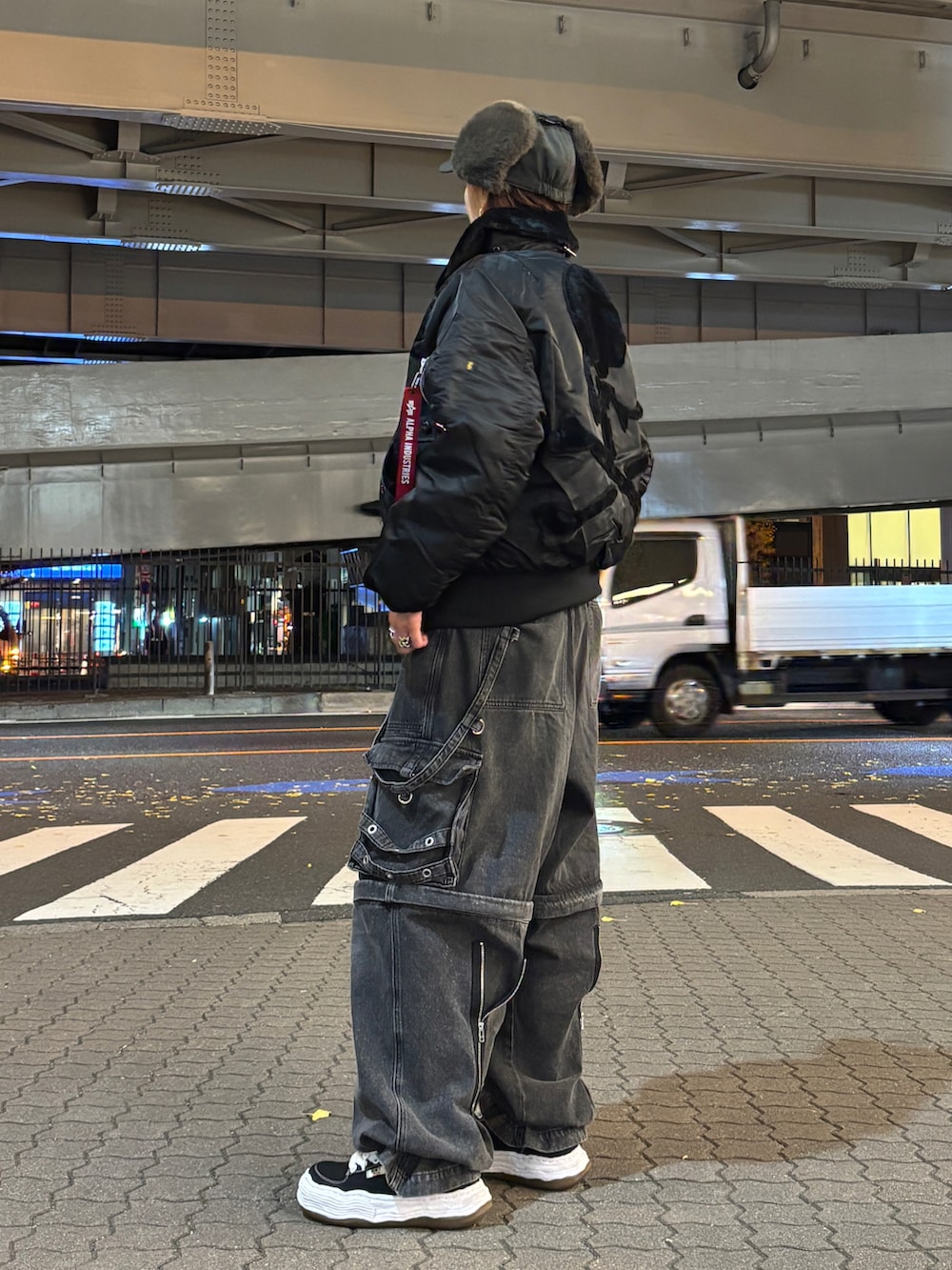 ブラック系のデニムパンツ、ブラック系のジャケット/アウター、ブラック系のジャケット/アウターを着用したレディースの冬コーディネートの3枚目の写真