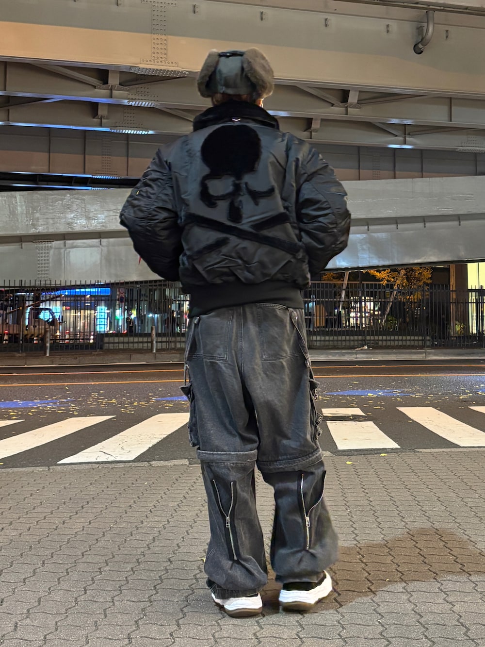 ブラック系のデニムパンツ、ブラック系のジャケット/アウター、ブラック系のジャケット/アウターを着用したレディースの冬コーディネートの4枚目の写真