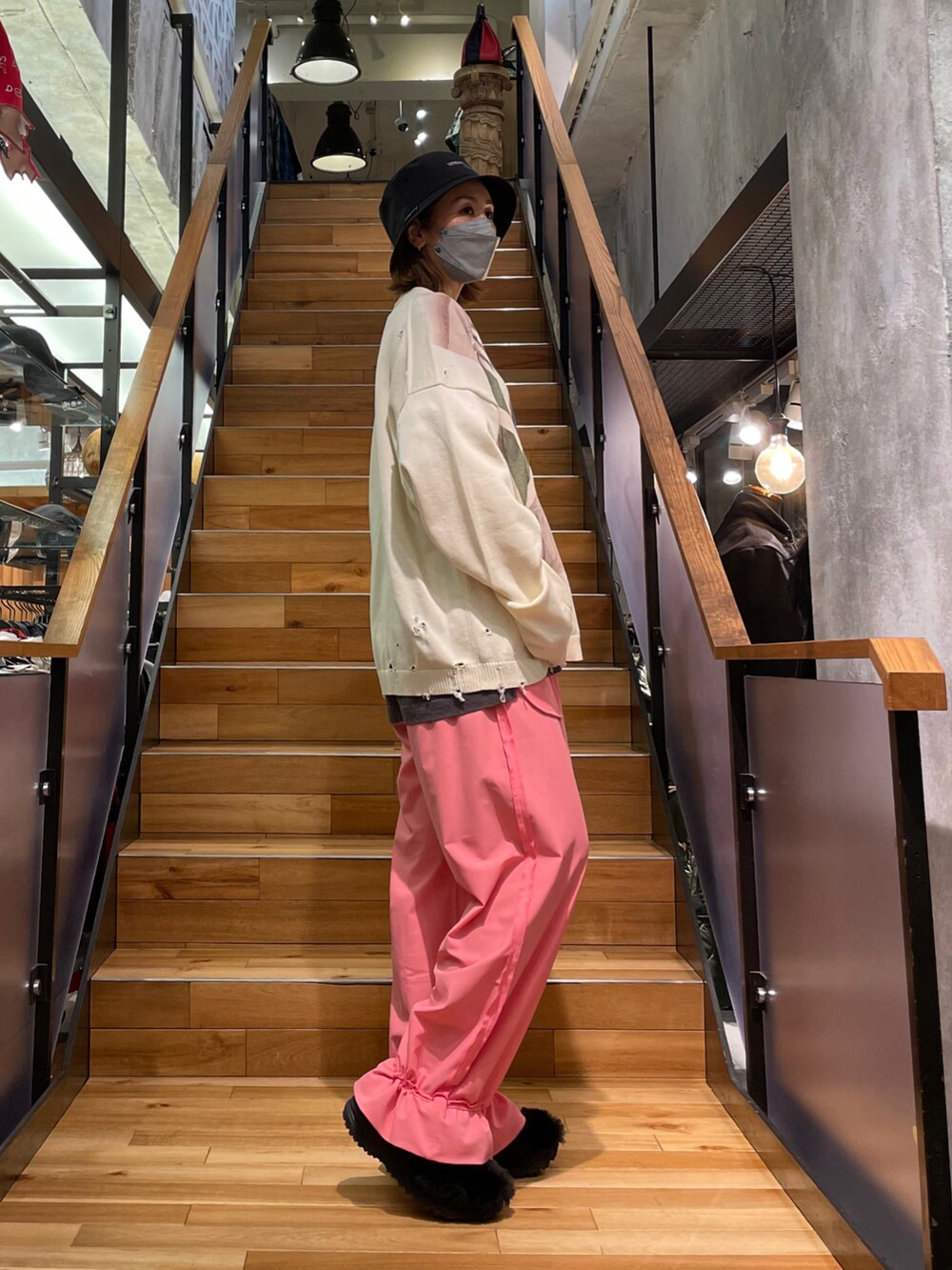 その他のTシャツ/カットソー、ベージュ系のカーディガン/ボレロ、ピンク系のパンツを着用したレディースの冬コーディネートの4枚目の写真