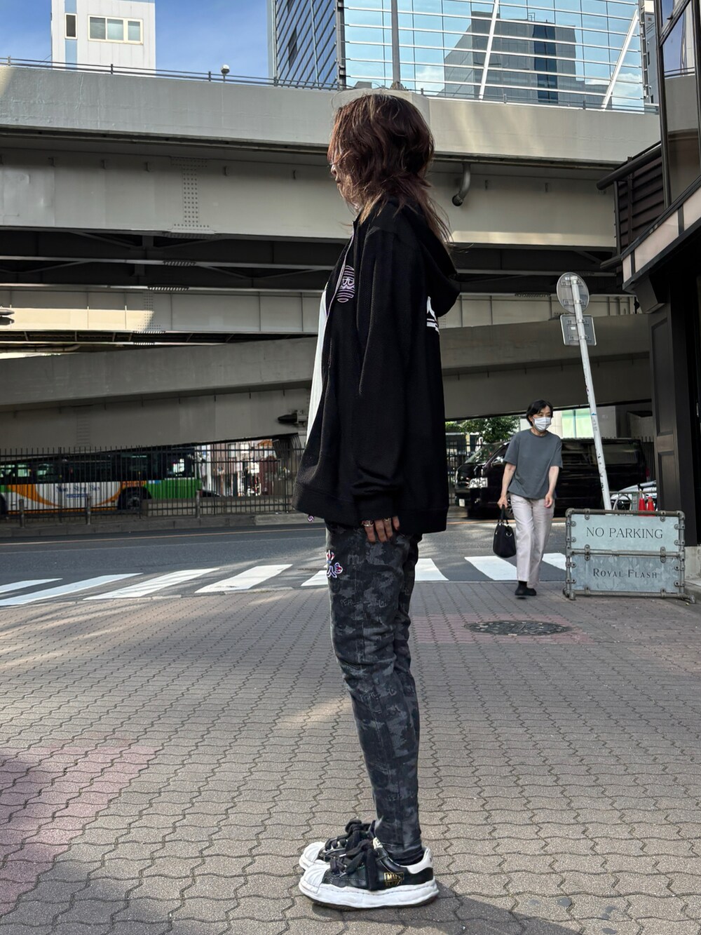 ホワイト系のTシャツ/カットソー、ブラック系のデニムパンツ、ブラック系のパーカーを着用したレディースの夏コーディネートの2枚目の写真