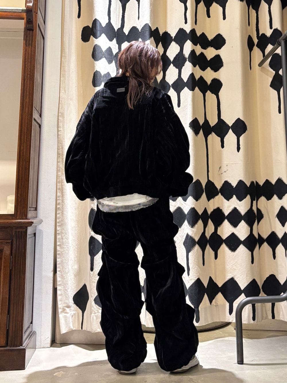 「ROYAL FLASH、a.f artefact、A.F ARTEFACT、ベロア、ベルベット、SET UP、セットアップ、オールブラック、カーゴパンツ、ワイドパンツ、ブルゾン、高身長女子、メンズライク、ユニセックス、モード」｜「ROYAL FLASHのA.F ARTEFACT/エーエフ・アーティファクト/Big Pocket Blouson/ag-12036（ブルゾン、ブラック系）」を使った、kazuyoさん（レディース・165cm）の夏コーディネートの4枚目の写真