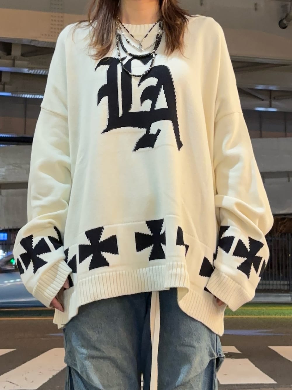 ホワイト系のニット/セーターを着用したレディースの冬コーディネートの5枚目の写真