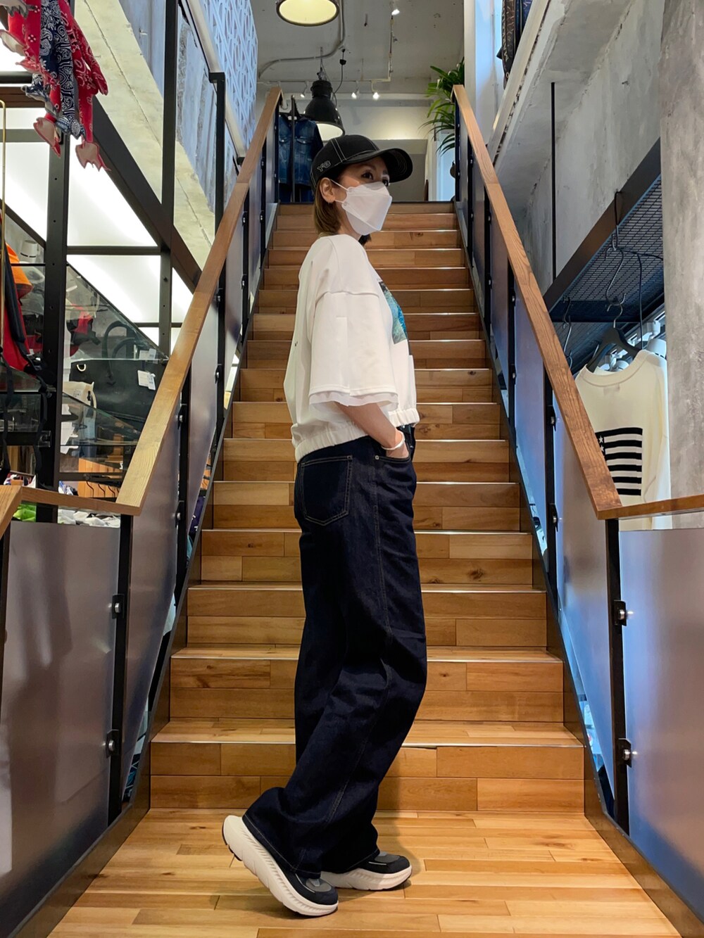 ホワイト系のTシャツ/カットソー、ブラック系のキャップを着用したレディースの春コーディネートの4枚目の写真