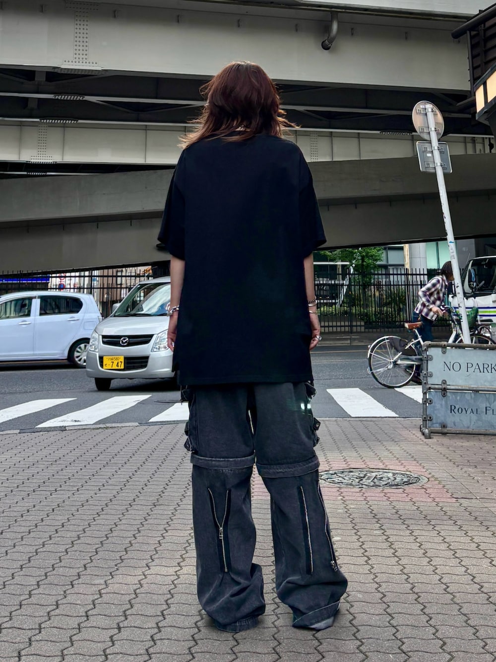 ブラック系のTシャツ/カットソー、ブラック系のデニムパンツを着用したレディースの春コーディネートの3枚目の写真