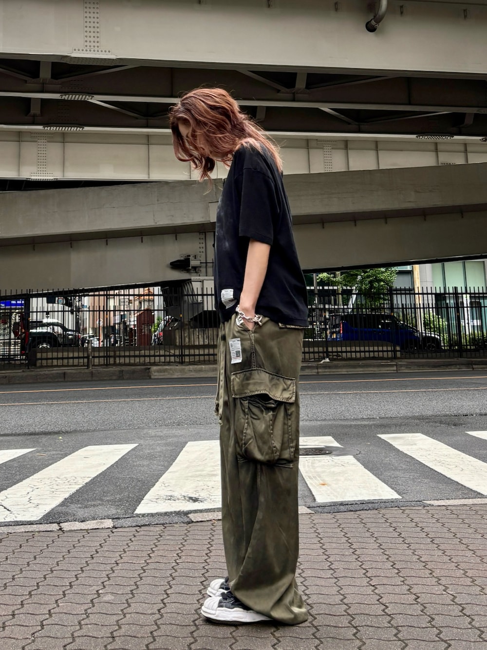 ブラック系のTシャツ/カットソー、グリーン系のカーゴパンツを着用したレディースの夏コーディネートの2枚目の写真