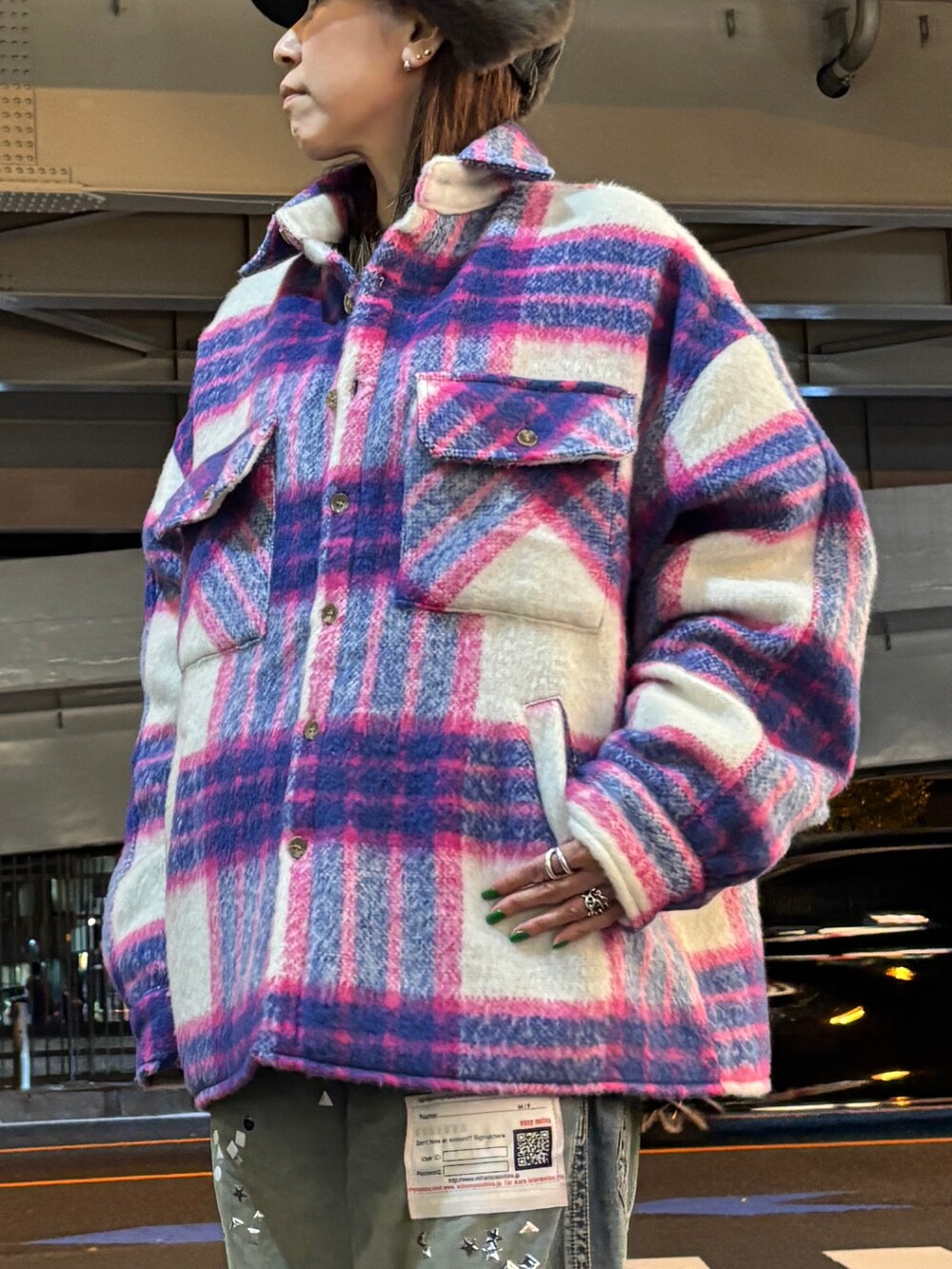 ピンク系のその他アウターを着用したレディースの秋コーディネートの5枚目の写真