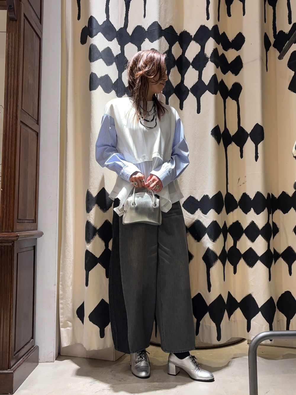 シルバー系のショルダーバッグ、ブラック系のデニムパンツ、ホワイト系のTシャツ/カットソーを着用したレディースの春コーディネートの5枚目の写真