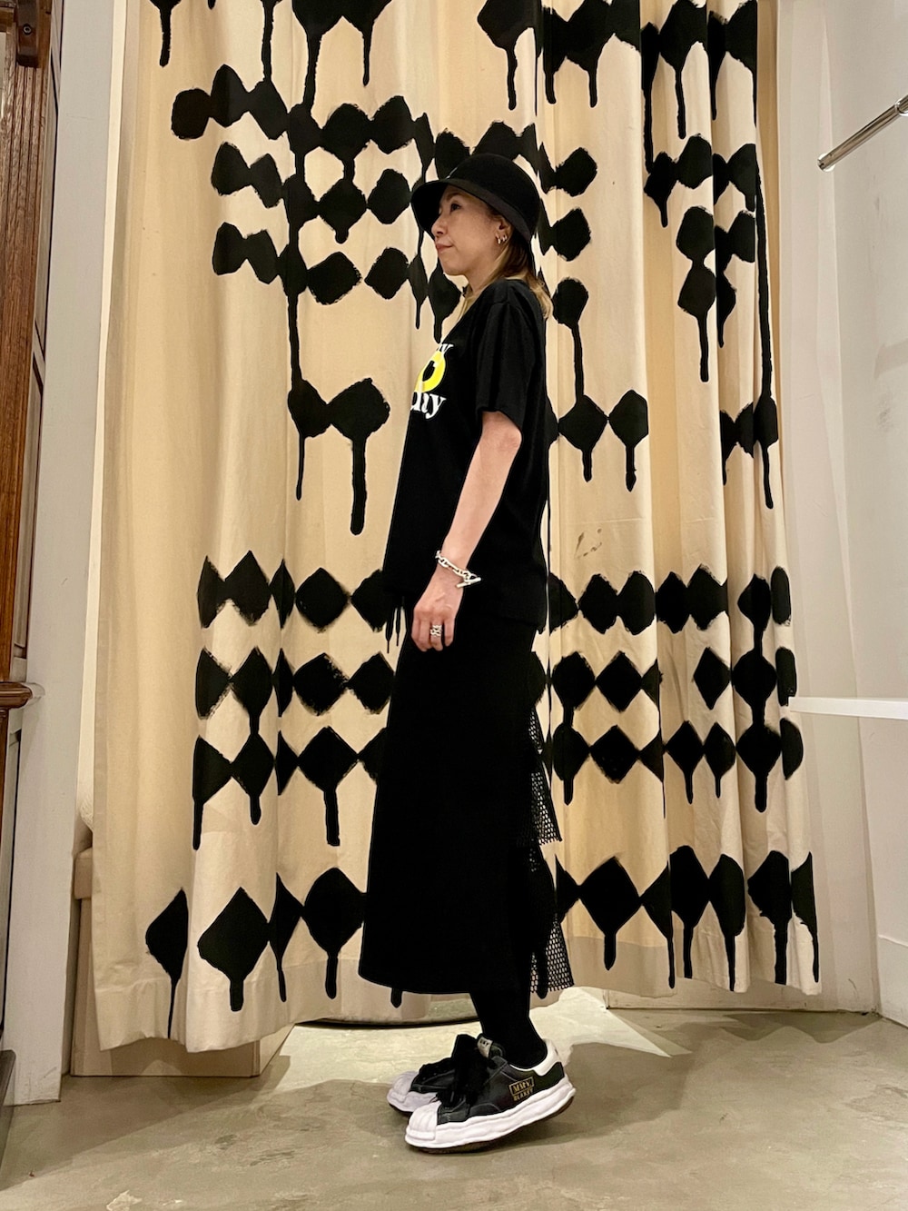 ブラック系のTシャツ/カットソー、ブラック系のスカートを着用したレディースの夏コーディネートの2枚目の写真