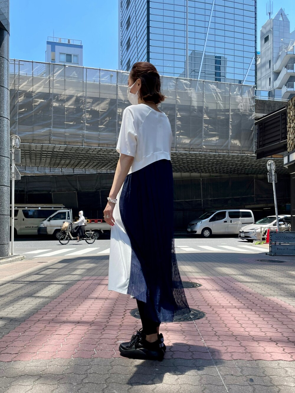 ホワイト系のワンピースを着用したレディースの夏コーディネートの2枚目の写真