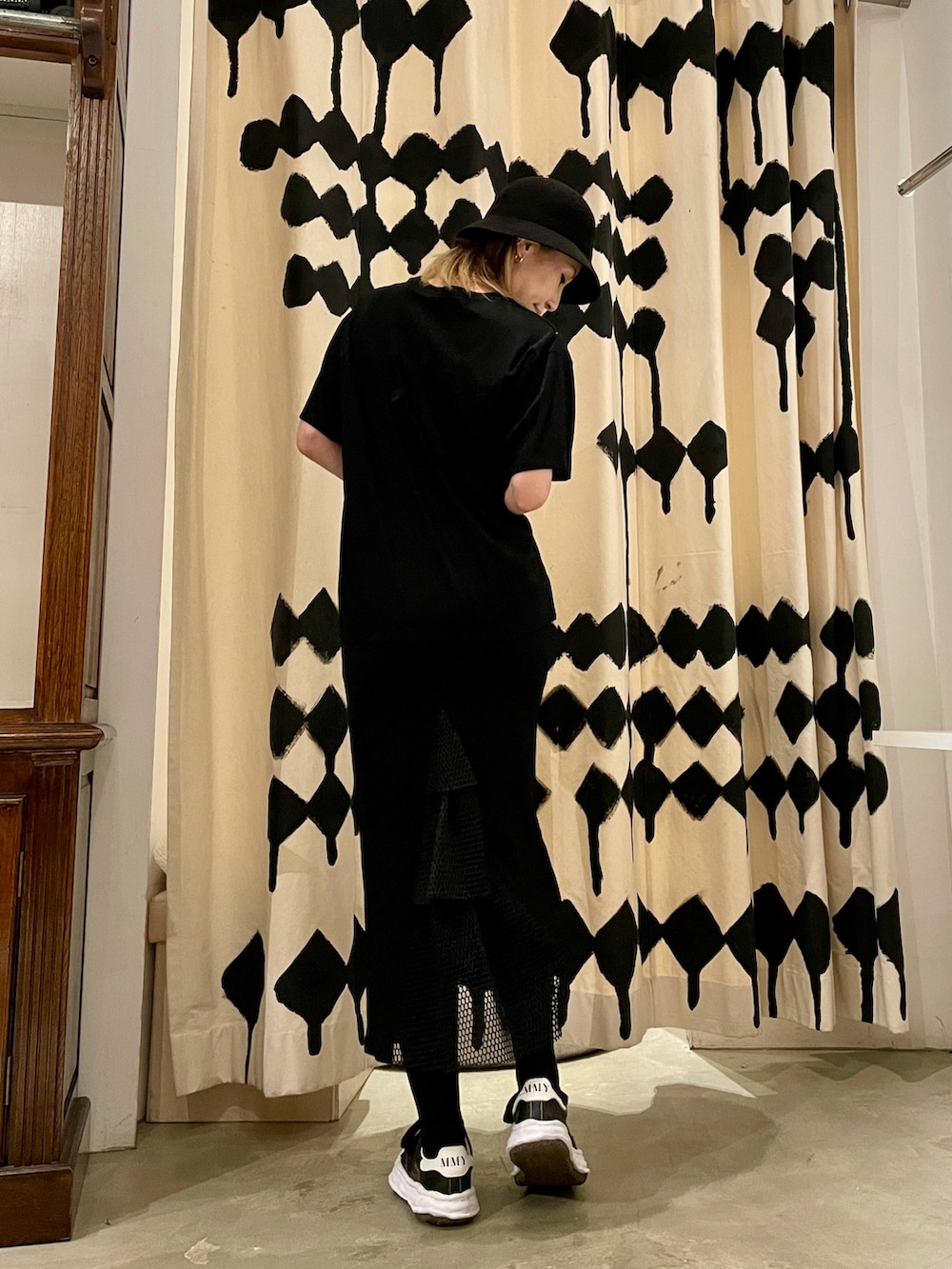 ブラック系のTシャツ/カットソー、ブラック系のスカートを着用したレディースの夏コーディネートの3枚目の写真