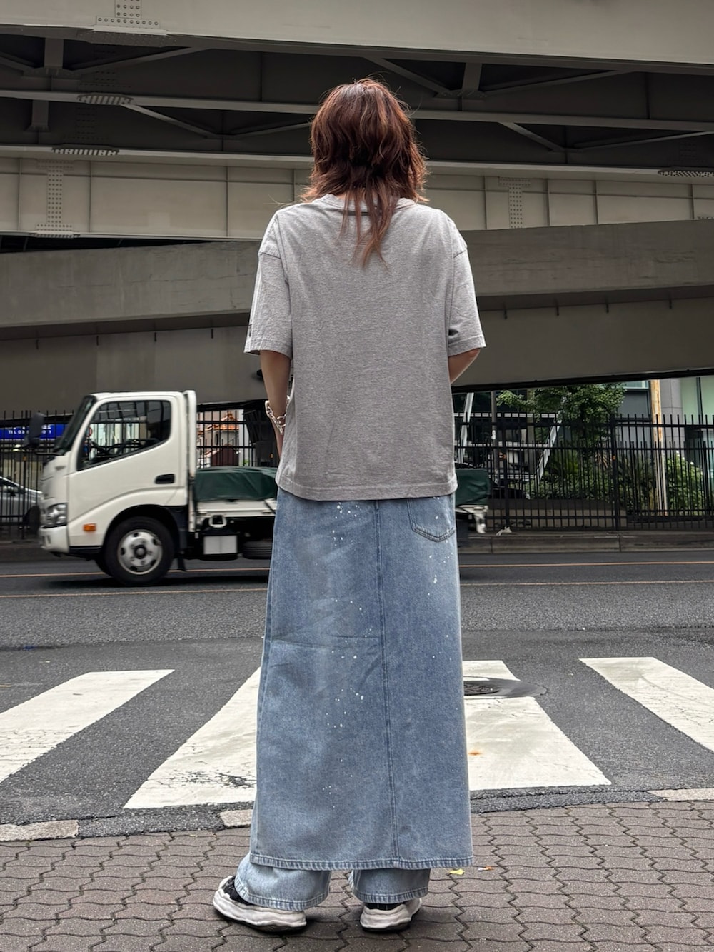 グレー系のTシャツ/カットソー、ブルー系のデニムパンツを着用したレディースの夏コーディネートの3枚目の写真