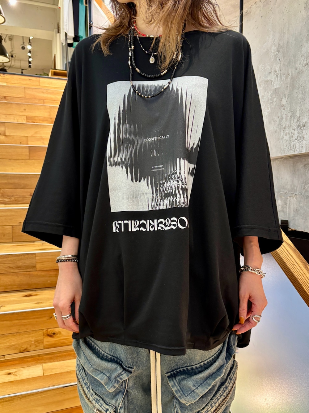 「レイヤードスタイル、カーゴパンツ、デニムパンツ、ワイドデニム、オーバーサイズ、ユニセックス、メンズライク、a.f artefact、モードストリート、ROYAL FLASH、高身長女子、スポーツミックス、ストリート、グラフィックＴ、大人カジュアル」｜「ROYAL FLASHのA.F ARTEFACT/エーエフ・アーティファクト/Type A Dolman Tee（Tシャツ/カットソー、ブラック系）」を使った、kazuyoさん（レディース・165cm）の夏コーディネートの4枚目の写真