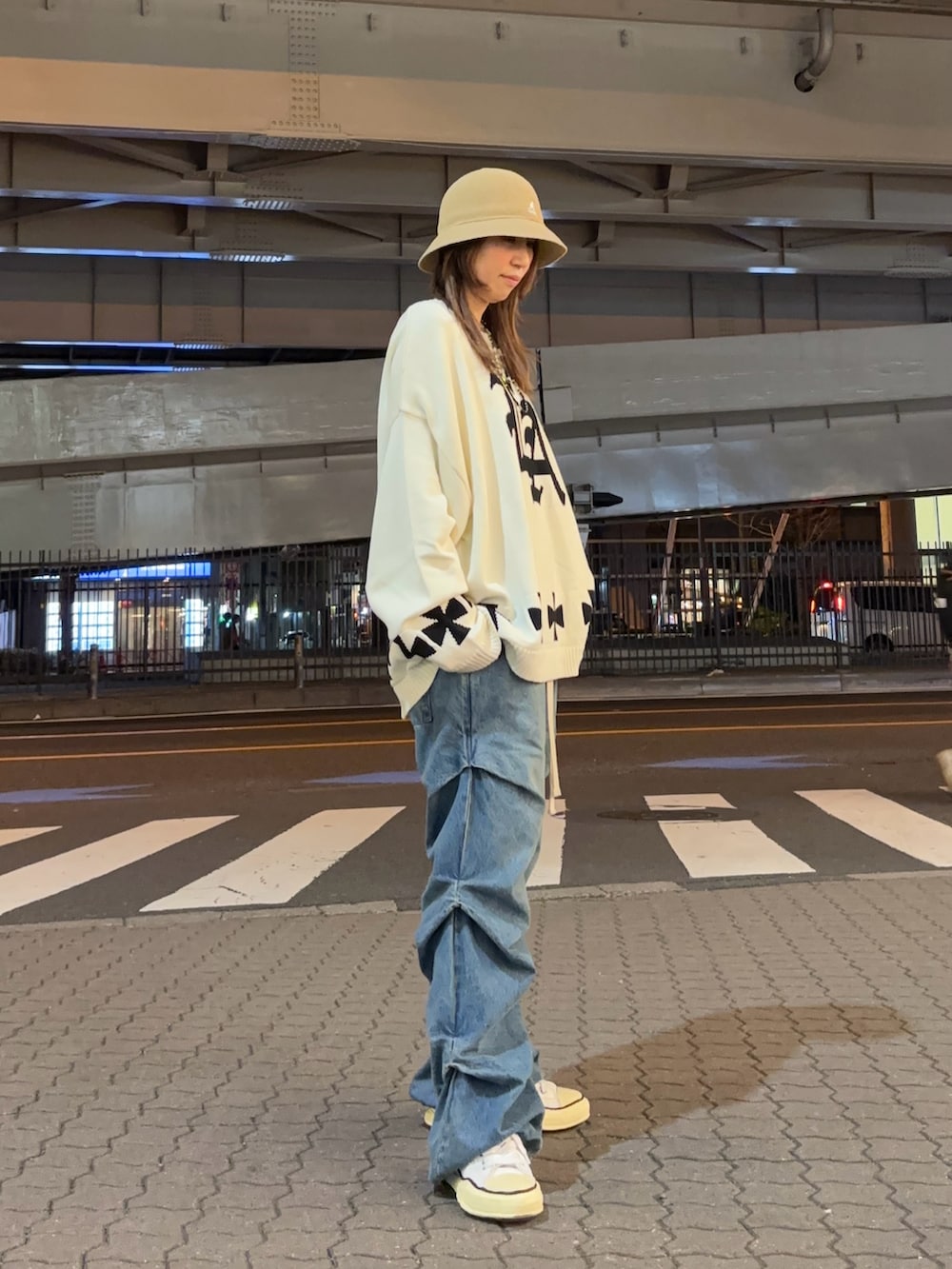 ホワイト系のニット/セーターを着用したレディースの冬コーディネートの4枚目の写真